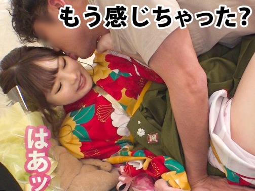 【素人】晴れ着姿の女子大生♡テントの中でチンポをフェラして騎乗位で無毛のアソコを高速ピストンされると…記事