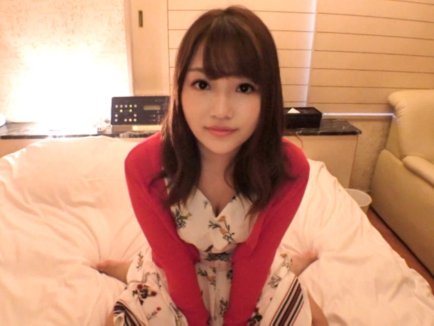 【キュートな腰振り娘】騎乗位で乱れまくる！ビンビンのチンコに跨り、激しく腰を振る美少女！おマンコを突き上げられ、感じまくる姿がエロかわいい！悶えながら快感に溺れる姿は必見！