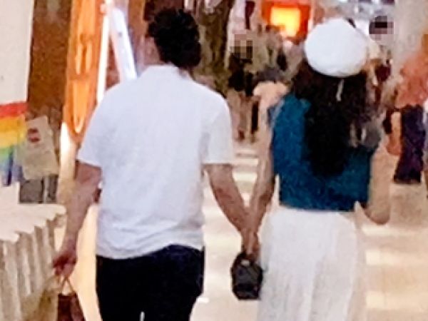 【スリル満点の浮気現場】『旦那さん、ごめんなさい…』デート中の若妻が、旦那に電話しながら不倫セックスに夢中！ マンコを激しく突かれ、電話越しに漏れる喘ぎ声… 危険な快楽に溺れる人妻の裏切りSEX♥