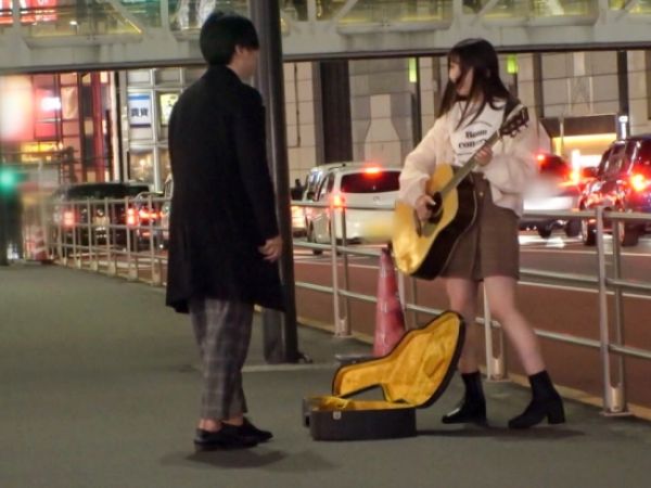 【現ナマナンパの衝撃】『彼氏いるけど…』路上ミュージシャンのお姉さんが100万の投げ銭に釣られてホテルへ！背面座位で激しく腰振り、立ちバックで喘ぐ姿は必見の裏切りSEX！！