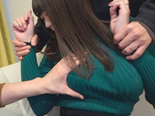 【巨乳人妻の背徳NTR】『ダメ…夫じゃないのに…』友人の肉棒に翻弄される巨乳妻！擦るだけの約束が、いつの間にか生挿入！嫌がりながらも感じてしまう姿がエロすぎる…夫以外のチ○ポに堕ちていく人妻の淫らな喘ぎ♡