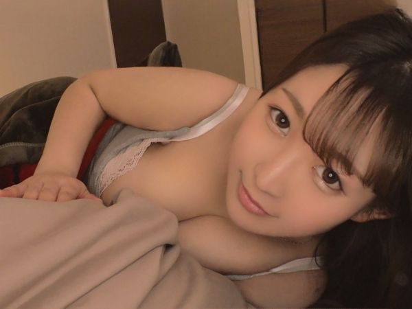 【夜這い痴女】巨乳美女が夜這い！隣で寝てるはずの彼女が、悶々とした夜に突然優しくエッチな手ほどき…巨乳を揺らして男を誘惑する小悪魔セックス♡