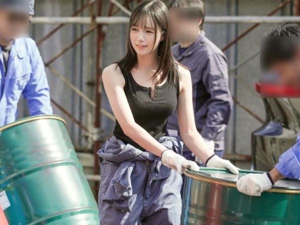 【鉄鋼工場で密着ドキュメント】人気AV女優が夜の現場に潜入！ガテン系従業員と汗だくSEX♡許可を取っての本気プレイで工場内が熱気ムンムン！